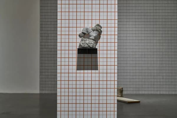 “张如怡：低声细语”展览现场，2022。图片由UCCA尤伦斯当代艺术中心提供，摄影：孙诗。Installation view of “Zhang Ruyi: Speaking Softly ,” 2022. Photograph by Sun Shi, courtesy UCCA Center for Contemporary Art.