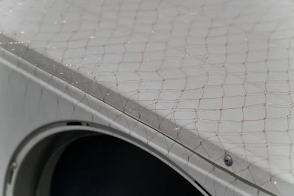 “张如怡：低声细语”展览现场，2022。图片由UCCA尤伦斯当代艺术中心提供，摄影：孙诗。Installation view of “Zhang Ruyi: Speaking Softly ,” 2022. Photograph by Sun Shi, courtesy UCCA Center for Contemporary Art.
