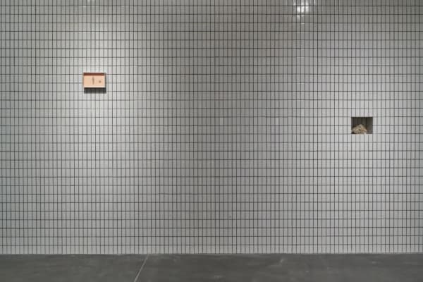 “张如怡：低声细语”展览现场，2022。图片由UCCA尤伦斯当代艺术中心提供，摄影：孙诗。Installation view of “Zhang Ruyi: Speaking Softly ,” 2022. Photograph by Sun Shi, courtesy UCCA Center for Contemporary Art.