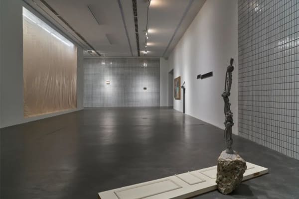 “张如怡：低声细语”展览现场，2022。图片由UCCA尤伦斯当代艺术中心提供，摄影：孙诗。Installation view of “Zhang Ruyi: Speaking Softly ,” 2022. Photograph by Sun Shi, courtesy UCCA Center for Contemporary Art.