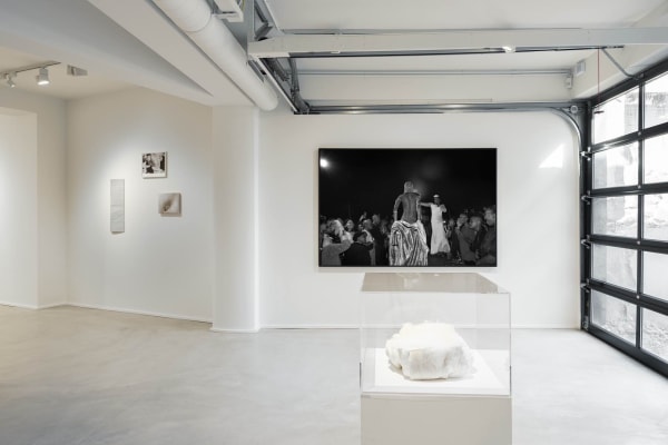 张云垚“共鸣的房间”展览现场, 2023, 图片致谢张云垚和CloudSeven Installation view of ZHANG Yunyao “Rooms of Resonance,” 2023. Photo courtesy of ZHANG Yunyao and CloudSeven. Photo:...