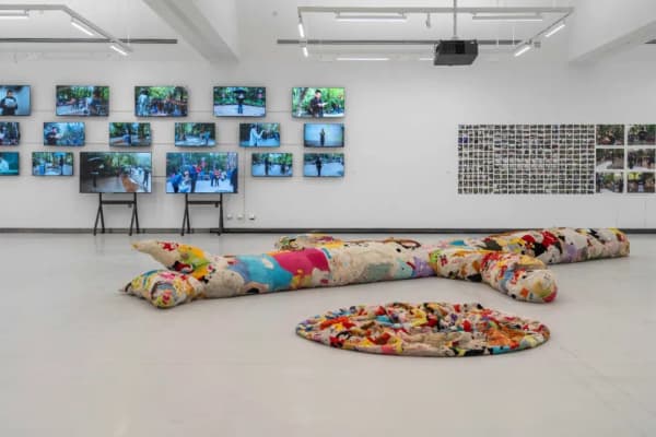 曹再飞“冷波普”展览现场，2023。图片由嘉德·宥爱艺术中心提供。Installation view of CAO Zaifei "Cold Pop Art,” 2023. Photo courtesy of Ui ART Center.
