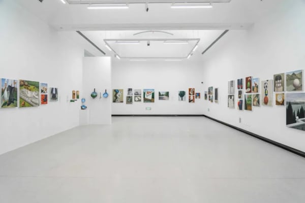曹再飞“冷波普”展览现场，2023。图片由嘉德·宥爱艺术中心提供。Installation view of CAO Zaifei "Cold Pop Art,” 2023. Photo courtesy of Ui ART Center.