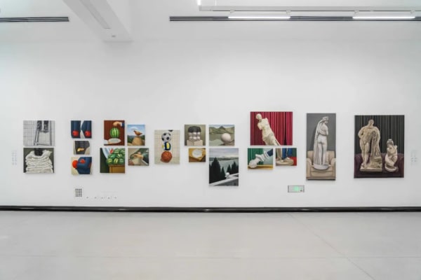 曹再飞“冷波普”展览现场，2023。图片由嘉德·宥爱艺术中心提供。Installation view of CAO Zaifei "Cold Pop Art,” 2023. Photo courtesy of Ui ART Center.