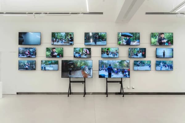 曹再飞“冷波普”展览现场，2023。图片由嘉德·宥爱艺术中心提供。Installation view of CAO Zaifei "Cold Pop Art,” 2023. Photo courtesy of Ui ART Center.