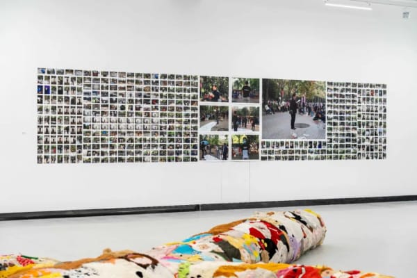 曹再飞“冷波普”展览现场，2023。图片由嘉德·宥爱艺术中心提供。Installation view of CAO Zaifei "Cold Pop Art,” 2023. Photo courtesy of Ui ART Center.