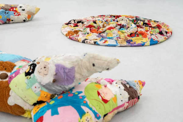 曹再飞“冷波普”展览现场，2023。图片由嘉德·宥爱艺术中心提供。Installation view of CAO Zaifei "Cold Pop Art,” 2023. Photo courtesy of Ui ART Center.