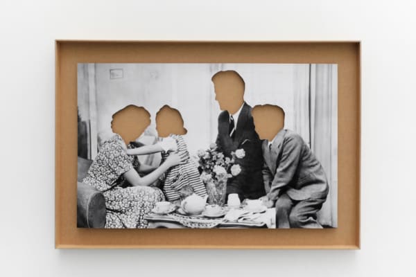 Hans-Peter Feldmann, Family photo with clipped heads