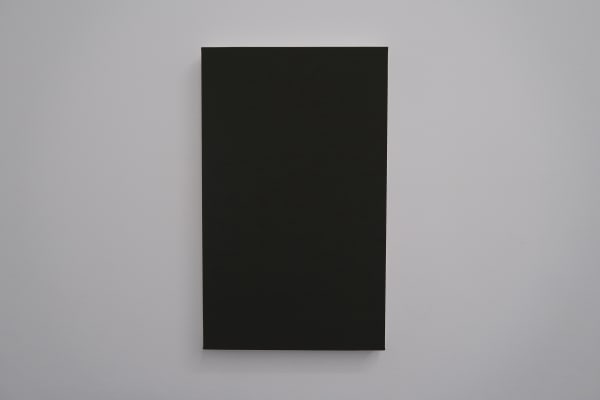 Ignasi Aballí Image 21 : Deux commissaires de l'exposition Monet. Chefs-d'oeuvre du Musée Marmottan Monet, vendredi au CentroCentro, à Madrid, devant une oeuvre de l'artiste, 2023