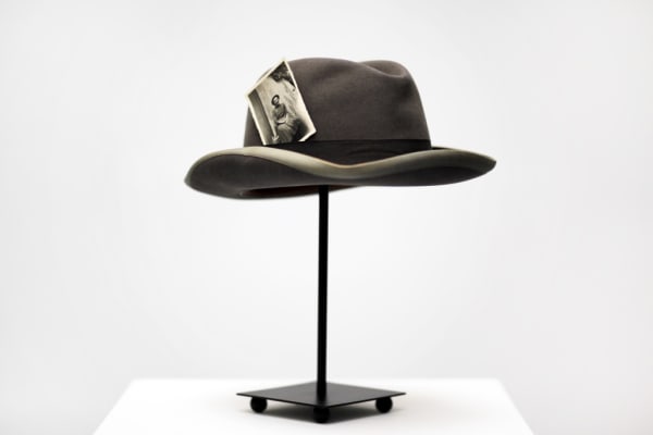 Hans-Peter Feldmann, Hat with photo