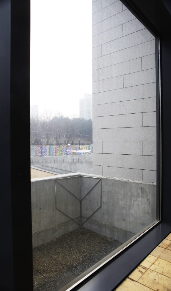 WEB002, 2014, 스테인리스 파이프,네온, 52 x 52 x 55 cm