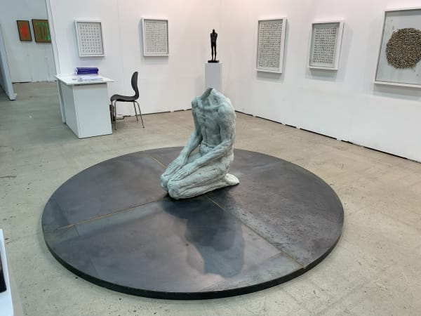 앉아있는 사람, 2021, cement, iron, 250 x 250 x 90 cm