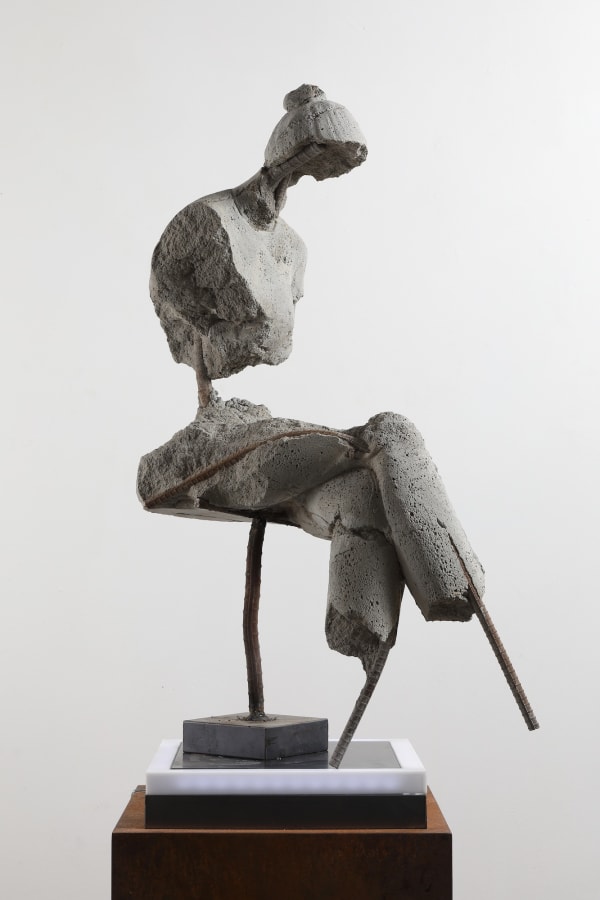 유연한 소비, 2021, cement, rebar, 25 x 40 x 69 cm