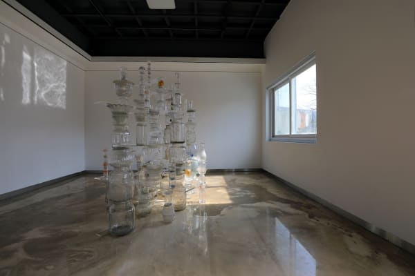 ㅁ의 균형잡기, 2019, glass waste, acrylic pannel, dimensions variable