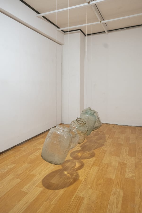 소리나게하기, 2021, glass waste, dimensions variable