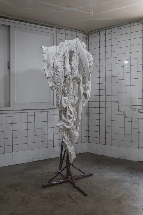 엉킨 pp 로프 외, 2019, pp 로프, 타이어, 각종 케이블, 우레탄폼, 레진, 석고캐스팅 외, 70 x 50 x 180 cm. Courtesy of Amado Art Space.