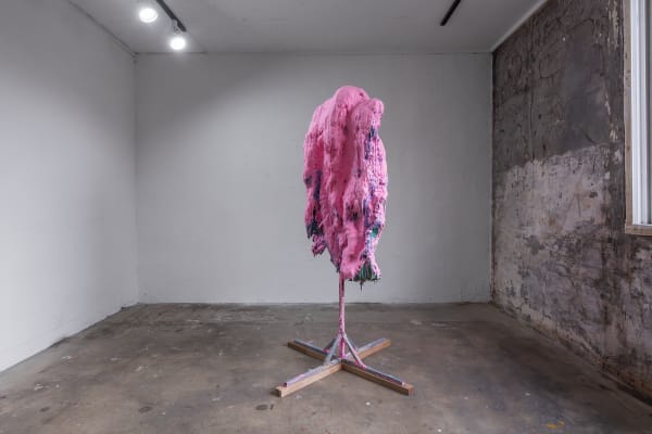 Pink, 2022, 석고, 안료, 철망, 스틸 파이프, 82 x 82 x 160 cm. Courtesy of Amado Art Space.