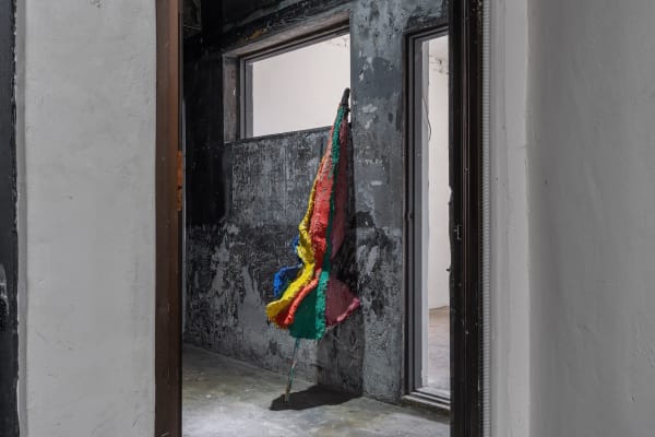 파라솔, 2022, 석고, 안료, 철망, 스틸 파이프, 54 x 128 x 170 cm. Courtesy of Amado Art Space.