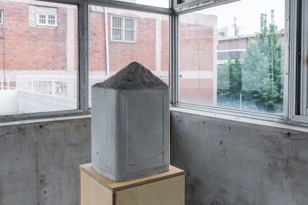 포털, 2022, 시멘트, 24 x 24 x 43 cm. Courtesy of Amado Art Space.