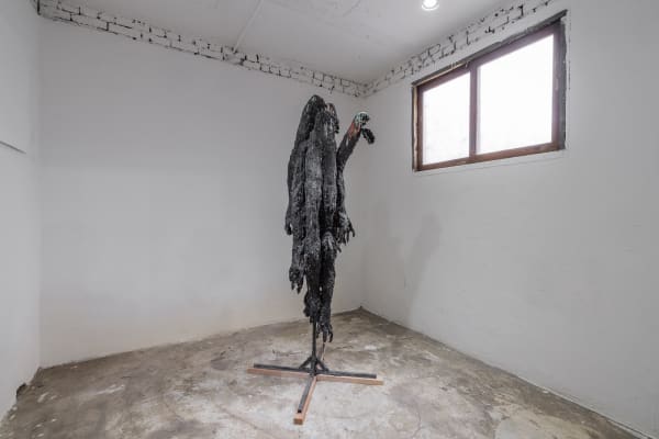 Colanyl Black, 2022, 석고, 안료, 철망, 스틸 라이프, 82 x 82 x 186 cm. Courtesy of Amado Art Space.