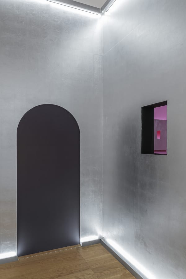 Pink Snare, 2022, acrylic on panel, metal leaf, LED, acrylic board, digital print, 300 x 300 x 300 cm. ⓒ CYJ ART STUDIO / SONGEUN