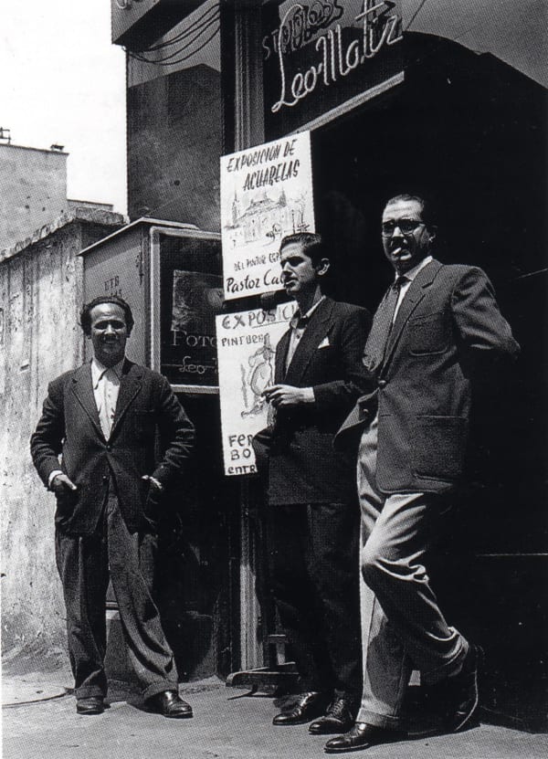 Black and white photograph of Leo Matiz and Fernando Botero in front of Leo Matiz Gallery