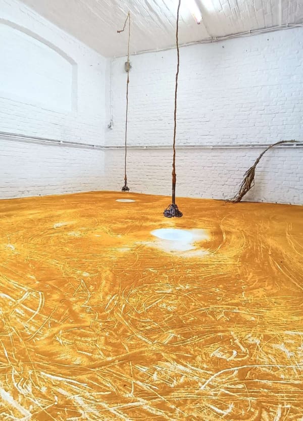 Laurence Petrone, Nebensonnen (600 x 600 x 300 cm) / 2022 bronze copper, brass, textile, turmeric