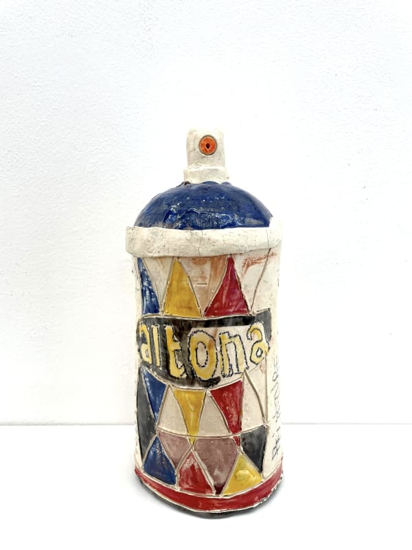 bombe de peinture / spray-paint can n°9 céramique émaillée - glazed ceramic année / year : 2020 - 2025 dimensions approx: 23 x 8 cm chaque cérimique est unique signée et datée each ceramic is unique signed and dated 380 €