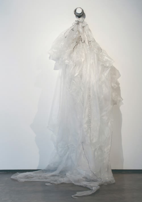 Pepe López Mercado Nupcial (2017) De la serie país portátil Bolsas plásticas de mercado cosidas con hilo de algodón negro Dimensiones variables