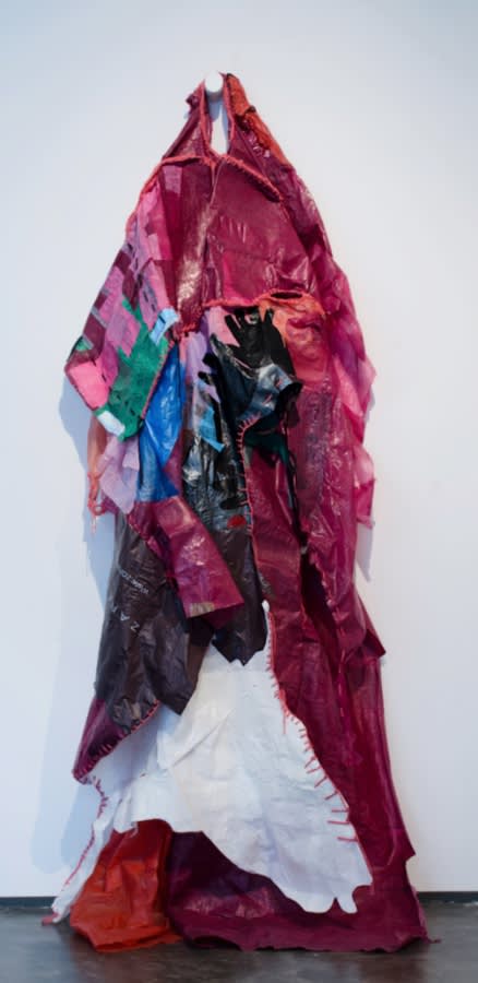 Pepe López Traje de Gala (2017) Serie país portátil Bolsas de plástico multicolores cosidas con hilos, estambre de algodón y lana Dimensiones variables