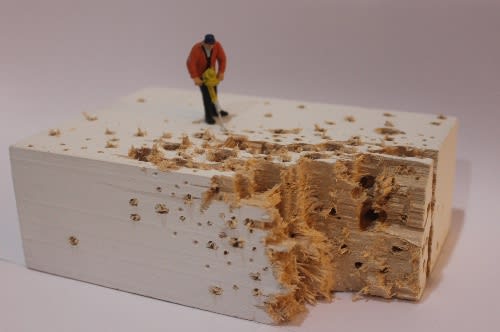 Liliana Porter The Task (2015) Figura y base de madera para instalación en pared 6 x 4 x 3 3/4 cm