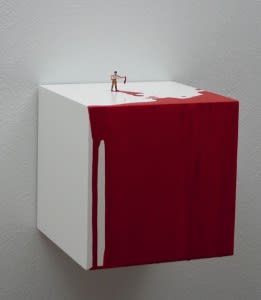 Liliana Porter To Clean Red (2012) Estatuilla y acrílico sobre cubo de madera 19,05 X 15,24 X 15,24 cm. Instalación en pared
