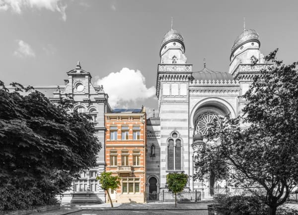 A photo of the house at Bouwmeesterstraat 5 in Antwerp, edited by Buysse Gallery. The building, owned by Daems Antwerp, stands between two larger structures, showcasing its architectural beauty with a mix of modern and classic design elements. A collabora
