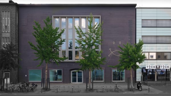 Kunsthale Recklinghausen, ‘Streetspace Banger’, 2024 Artwork: ‘Happy Sad’ (2019) Daan Gielis Photo Courtesy of TICK TACK