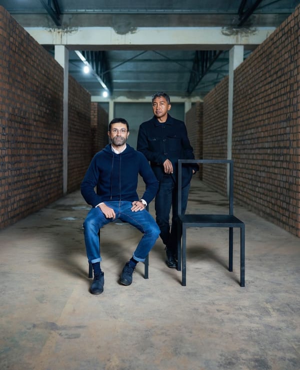 from left to right: Hasnaine Yavarhoussen and Joël Andrianomearisoa, founders of Hakanto Contemporary
