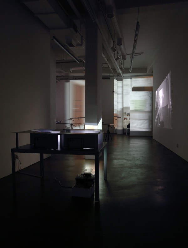 Gaze 응시 (2014) 2 비디오프로젝터, 2 모터와 레일장치, 2 비디오카메라 회전하는 프로젝터를 이용한 전시설치 장면