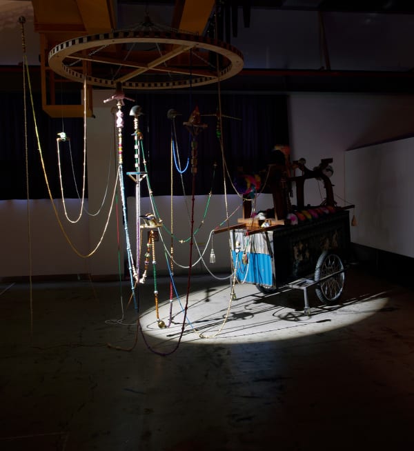 다시락(多侍樂), 2017, 수집된 오브제, 세라믹, 나무구슬 나무에 채색, 바퀴, 종이꽃 가변설치