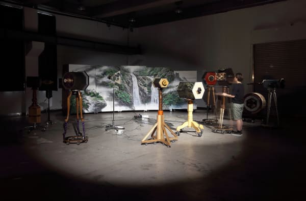 Rolling on the ground, 2017, 수집된 오브제, 산수화, 나무, 바퀴, 거울, 옷장에 벽화, 사운드 시스템 가변설치, Exhibition view_ 문래예술공장