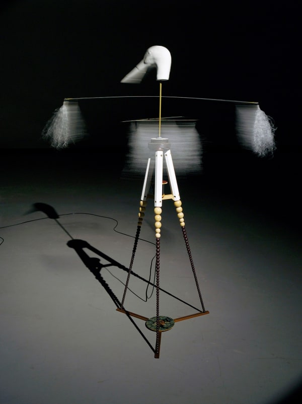 안테나 새, 2018 석고, 황동, 나무, 모터, 비닐 57x100 x 150(h) cm