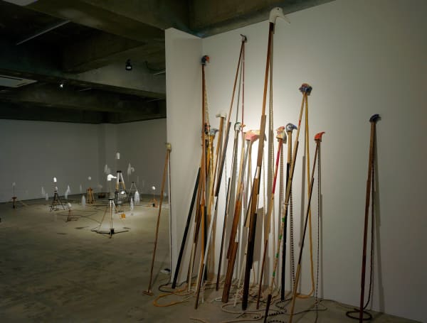 두개의 사선, 2018, 수집된 오브제, 세라믹, 나무구슬에 채색, 가변설치
