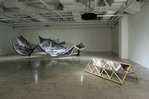 Drift_ 표류하는 사물들, 2020, 천에 피그먼트프린트, 나무구슬, 실, 금속링 가변설치, Exhibition view_ 우민아트센터, 2020