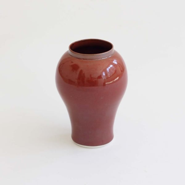 Robyn Hardyman, RH27 medium vase in burnt red