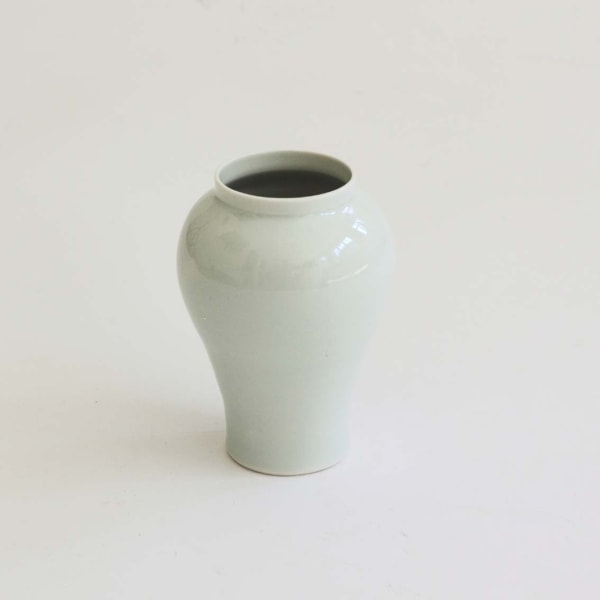 Robyn Hardyman, RH26 medium vase in celadon