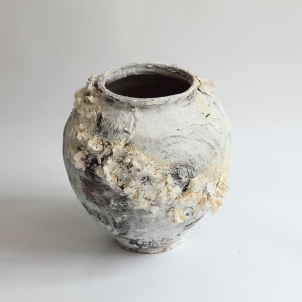 Akiko Hirai, 68. Jar "Outbreak of Cabbage Butterfly (mon shiro Cho)"