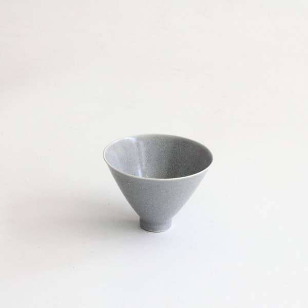 Robyn Hardyman, RH18 dish in pale grey