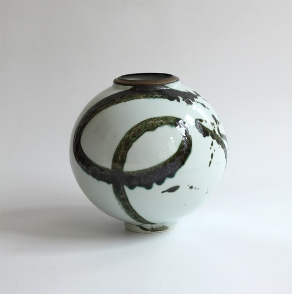 Patricia Thom Large Moon Jar with Gold Rim Porcelain Diam 32 cm. £950