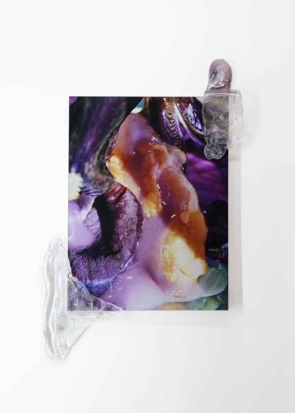 Lucile Boiron Sans titre, 2022 Tirage argentique couleur, verre coulé 70 x 52 cm Ouevre unique