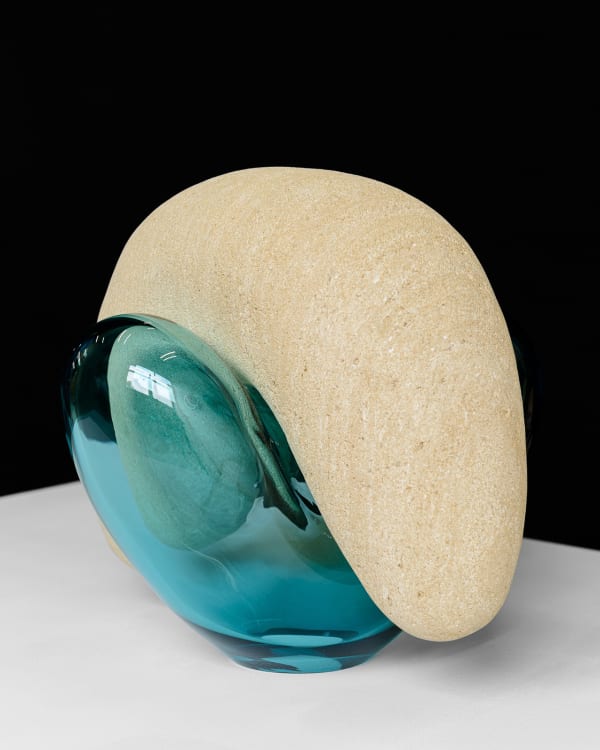 Les Entre-branches, 2022 Sculpture Carved limestone and blown glass 50 x 50 x 50 cm Unique artwork © Grégory Copitet