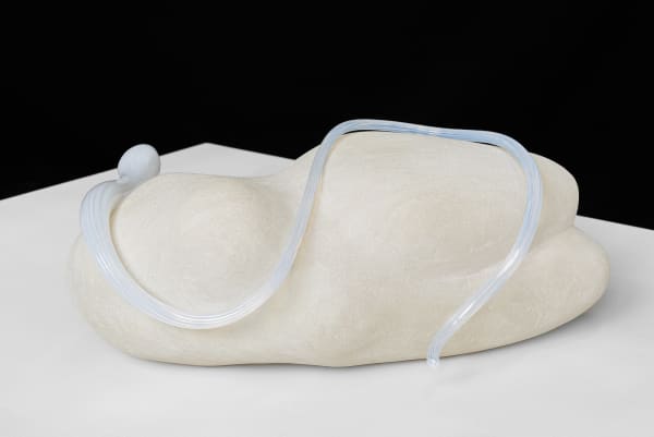 Eurydice et l'étreinte du serpent, 2022 Sculpture Carved limestone and glass snake 50 x 30 x 30 cm Unique artwork © Grégory Copitet