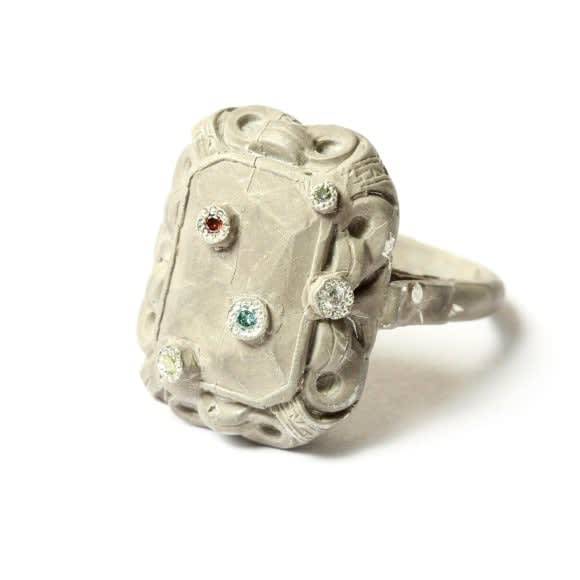 9k palladium white gold, diamonds